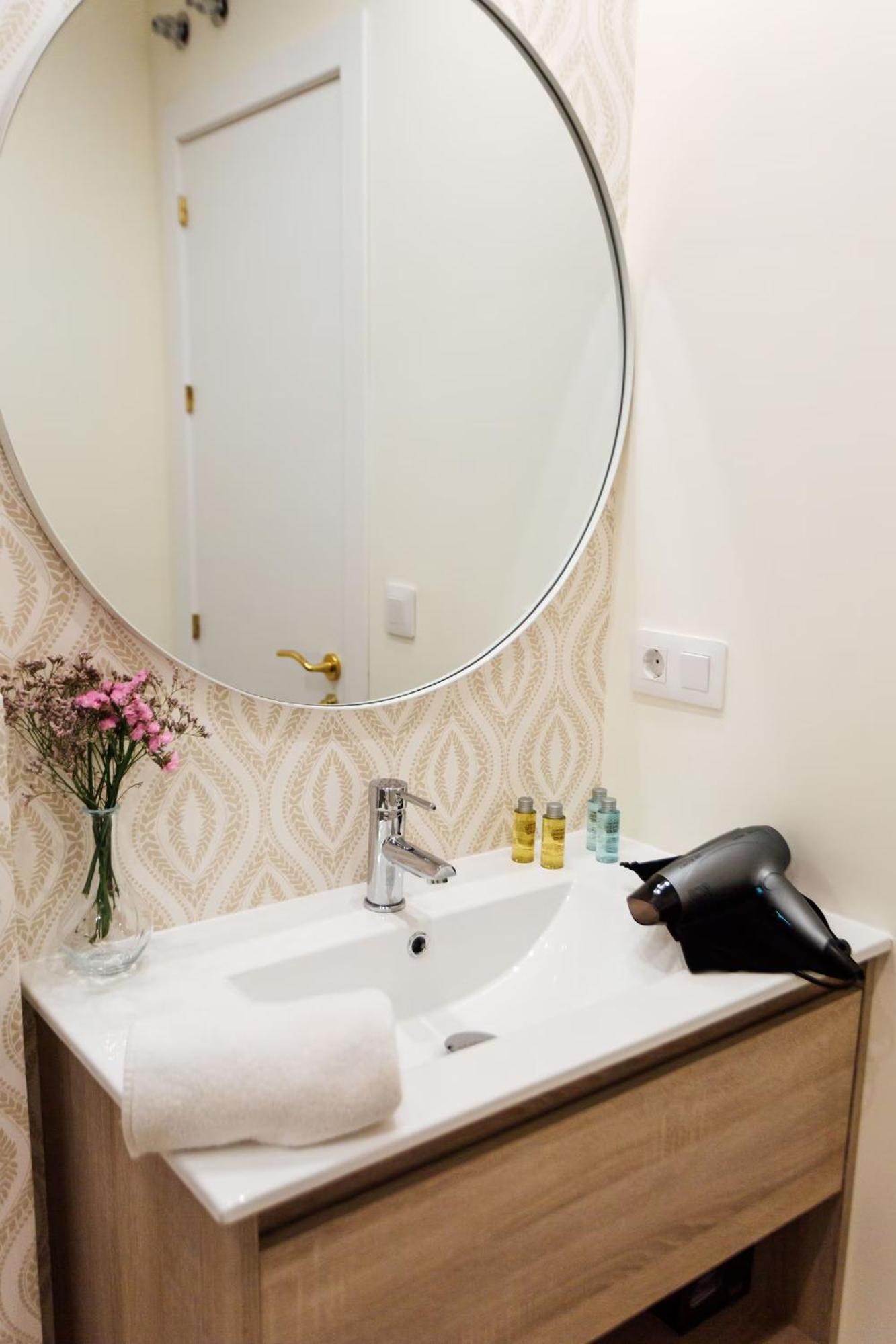 Reformed And Comfy- 2Bd 2Bth- Arenal Apartment Sevilla Bagian luar foto